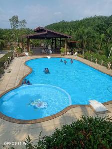 - un groupe de personnes se baignant dans une piscine dans l'établissement Palmsuay Resort, à Ban Dong Klang