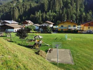 um parque com um parque infantil num campo em Appartement Neumayer em Viehhofen