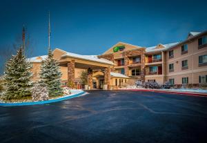 um hotel com árvores de Natal num parque de estacionamento em Holiday Inn Express Hotel & Suites Gunnison, an IHG Hotel em Gunnison