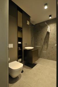 Sofia Apartments tesisinde bir banyo