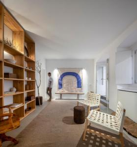 una persona parada en una habitación con mesa y sillas en Casas Caiadas | Open House, en Arraiolos