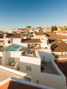 una vista desde el techo de una casa con piscina en Casas Caiadas | Open House, en Arraiolos