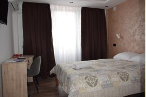 En eller flere senger på et rom på Hotel "Srbija Tis"