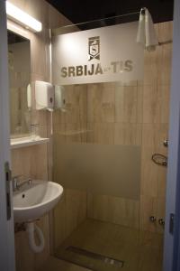 un baño con lavabo y ducha en Hotel "Srbija Tis", en Zajecar 37 fotos más