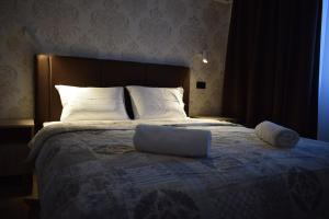En eller flere senger på et rom på Hotel "Srbija Tis"
