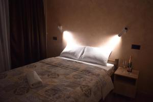 En eller flere senger på et rom på Hotel "Srbija Tis"