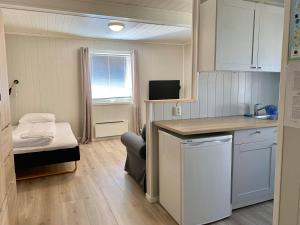 a small room with a kitchen and a bed at Mosjøen Overnatting, Vollanvegen 13 in Mosjøen