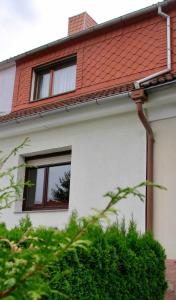 una casa con 2 ventanas y techo rojo en Ferienhaus Walter en Schmalkalden