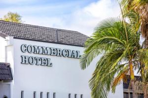 un cartello per un hotel perimetrale sul lato di un edificio di Nightcap at Commercial Hotel a Gold Coast