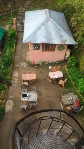 uma vista aérea de uma casa com uma mesa e cadeiras em Kamal Guest House em McLeod Ganj
