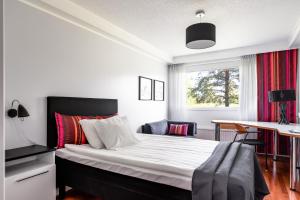 Ένα ή περισσότερα κρεβάτια σε δωμάτιο στο Hotel Käenpesä