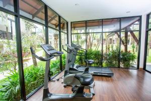 una palestra con tapis roulant e cyclette di The Leaf on The Sands by Katathani - SHA Extra Plus a Khao Lak