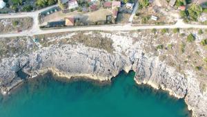 uma vista aérea do oceano e uma estrada em La Dimora dei Pescatori em Vieste