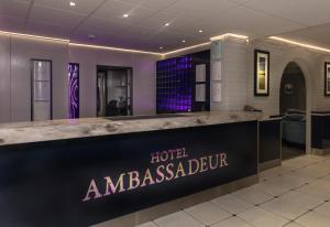De lobby of receptie bij Hotel Ambassadeur