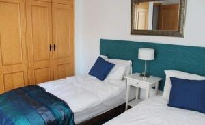 カニージャス・デ・アルバイダにあるCasadubislavのベッドルーム1室(ベッド2台、壁掛け鏡付)