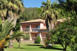 Jardí fora de Hotel Le Ruesco