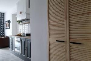Kuchyňa alebo kuchynka v ubytovaní Apartament w kamienicy Przy Plantach