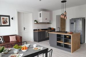 Kuchyňa alebo kuchynka v ubytovaní Apartament w kamienicy Przy Plantach