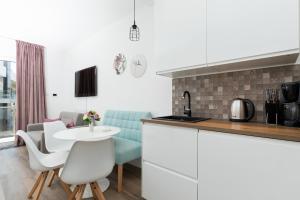 Kuchyň nebo kuchyňský kout v ubytování Gold Flamingo Apartament by Renters