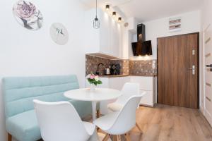 A kitchen or kitchenette at Gold Flamingo Apartament by Renters