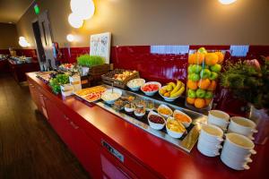 uma linha de buffet com frutas e legumes e outros alimentos em Domina Hotel Novosibirsk em Novosibirsk