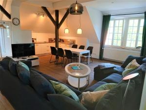 ein Wohnzimmer mit einem Sofa und einem Tisch in der Unterkunft Ferienwohnungen Georgenbruch in Everswinkel