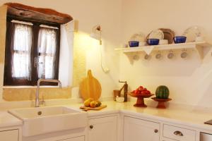 una cocina con fregadero y ventana en 1891 Home, en Epáno Kefalás 36 fotos más