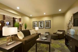 Гостиная зона в Staybridge Suites Orlando at SeaWorld, an IHG Hotel