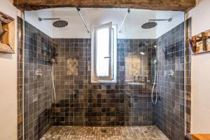 A bathroom at El Pino Centenario 8