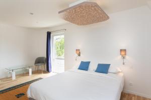 - une chambre avec un lit blanc et une fenêtre dans l'établissement Chambre d'hôtes des pins, à Cayeux-sur-Mer