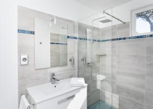Ванна кімната в Chambre d'hôtes des pins