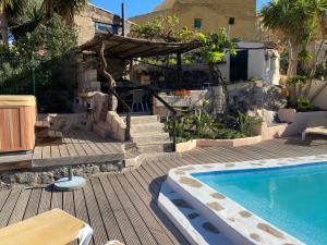 a backyard with a swimming pool and a house at Casa Niagara in El Jaral