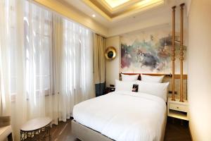 um quarto com uma grande cama branca e uma janela em Mercure Istanbul Sirkeci em Istambul