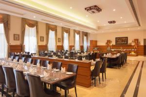 奥拉奇哈Orchha Palace and Convention Centre的摆满桌椅的大型宴会厅