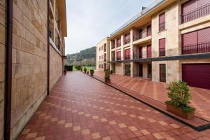 an empty street in an apartment complex with buildings at Apartamentos La Albarca in Hoznayo