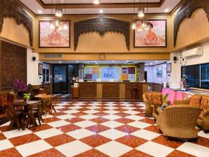 hol z restauracją ze stołami i krzesłami w obiekcie East Inn 15 Rayong - SHA Certified w mieście Rayong