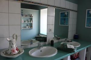 ein Badezimmer mit zwei Waschbecken und einem großen Spiegel in der Unterkunft Zelda in Roôcourt-la-Côte