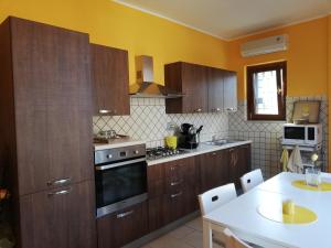Kuchyň nebo kuchyňský kout v ubytování The Yellow House