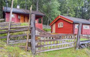 una valla de madera frente a una cabaña roja en Høgesset, en Feiring 10 fotos más