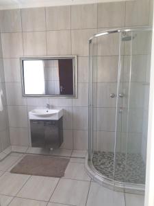 W łazience znajduje się prysznic i umywalka. w obiekcie St Lucia Palms w mieście St Lucia