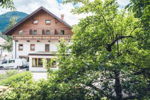 una grande casa con alberi di fronte di Gasthof Schützenwirt a Steinach am Brenner