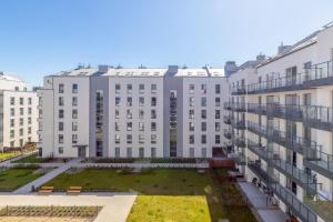 an apartment building with a courtyard in front of it at Apartamenty blisko Starego Miasta - Angielska Grobla by Renters in Gdańsk