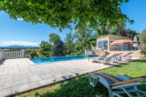 un patio trasero con piscina y muebles de exterior en Fleur des Champs, en Saint-Germain