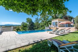 une arrière-cour avec piscine et mobilier de jardin dans l'établissement Fleur des Champs, à Saint-Germain