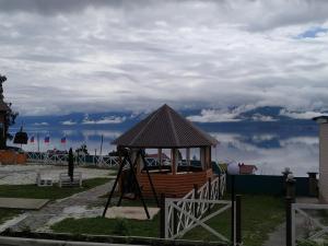 um parque infantil com um gazebo e um baloiço em Hotel complex Baikalskiy Rai em Kultuk