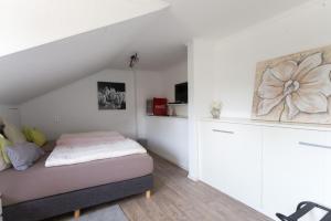 Postel nebo postele na pokoji v ubytování Oberkasseler Hof Bonn
