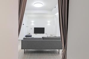 ein Schlafzimmer mit einem Bett und einem TV in einem Zimmer in der Unterkunft Buddha Luxury Apartment Kaunas city centre in Kaunas