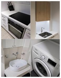 eine Küche mit einer Waschmaschine und einem Waschbecken in der Unterkunft Buddha Luxury Apartment Kaunas city centre in Kaunas