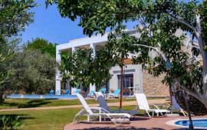 Бассейн в Alonaki Resort или поблизости