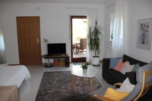 sala de estar con sofá y mesa en Ellis Garden, en Idar-Oberstein